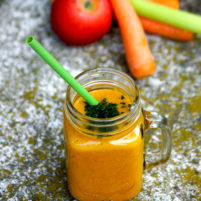 photo de la boisson jus d'ananas au mélange curcuma power