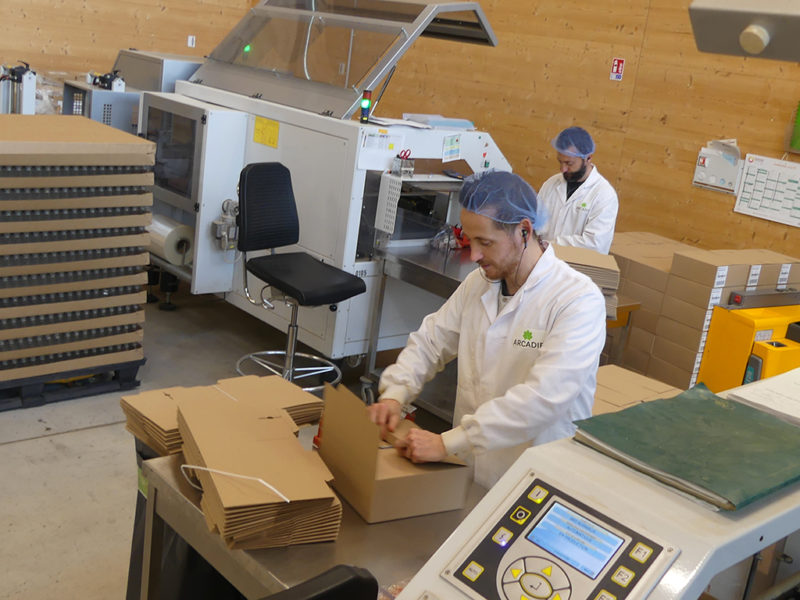 En bout des deux chaînes Cook, la mise en carton. Ici Stéphane et Laurent.