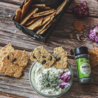 Tzatziki au concombre et à l'aneth, crackers aux graines