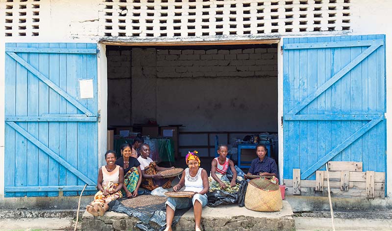 Ouvrières malgaches triant manuellement le poivre (photo Samuel Avril)