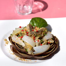 artichaut-farci-quinoa-oignon-et-baies-roses-recette