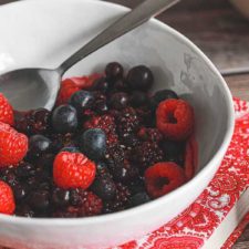 salade de fruits rouges dans un bol blanc