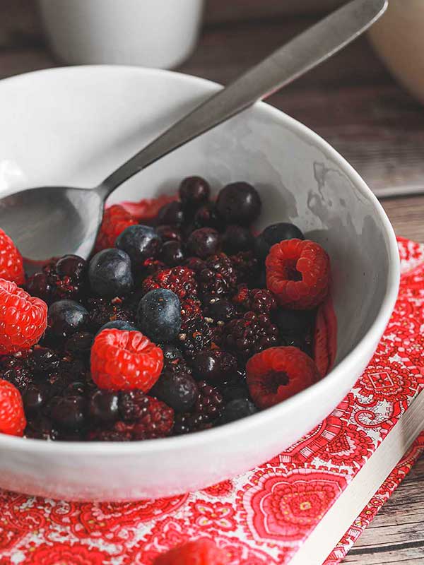 salade de fruits rouges dans un bol blanc