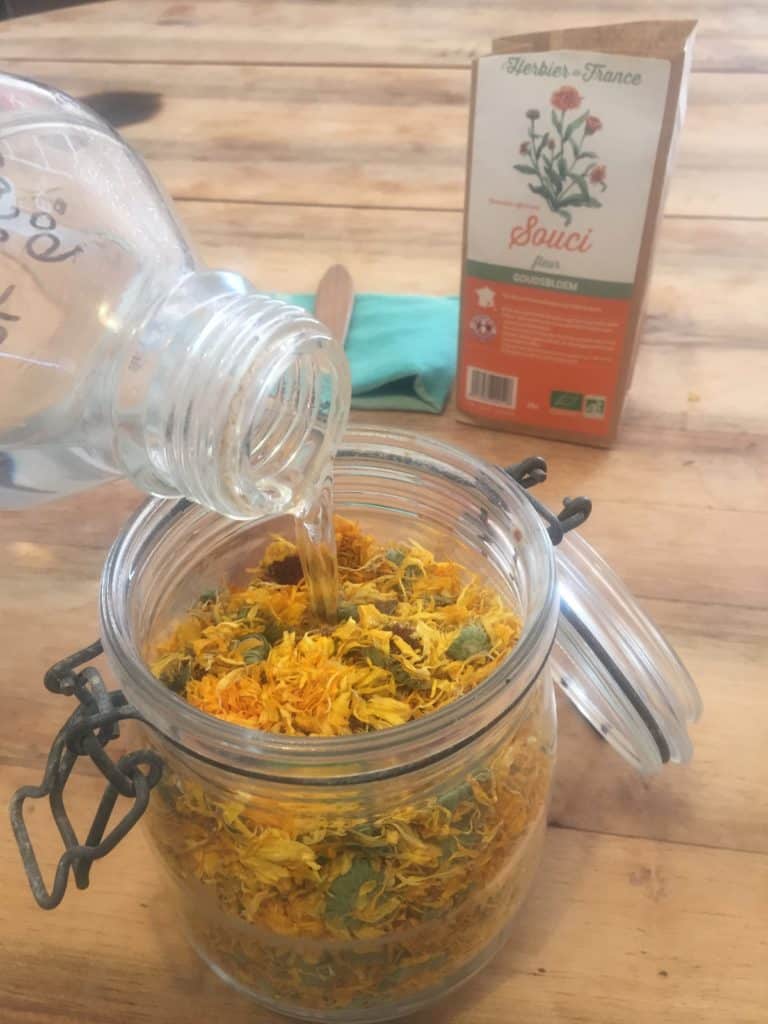 L'alcool est un excellent solvant, y compris pour les plantes médicinales.