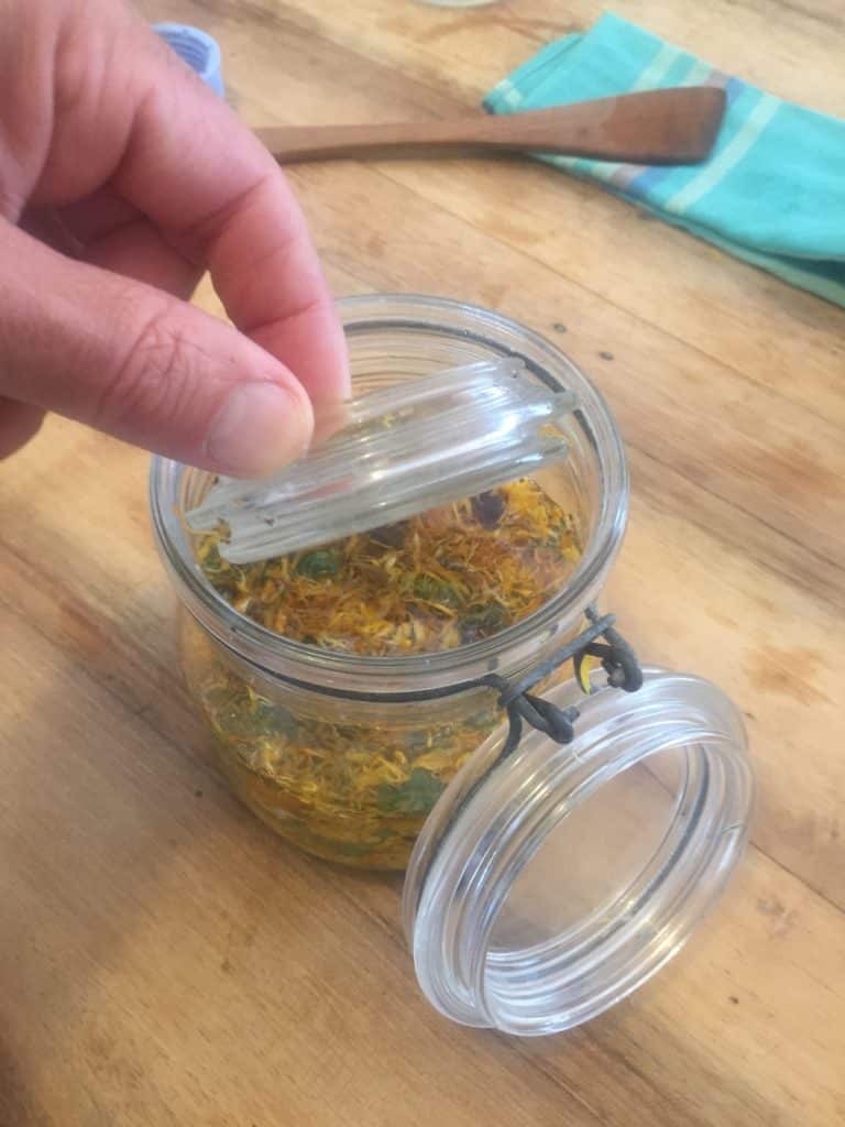 Ce couvercle de bocal de conserve va jouer le rôle de poids pour bien immerger les plantes.