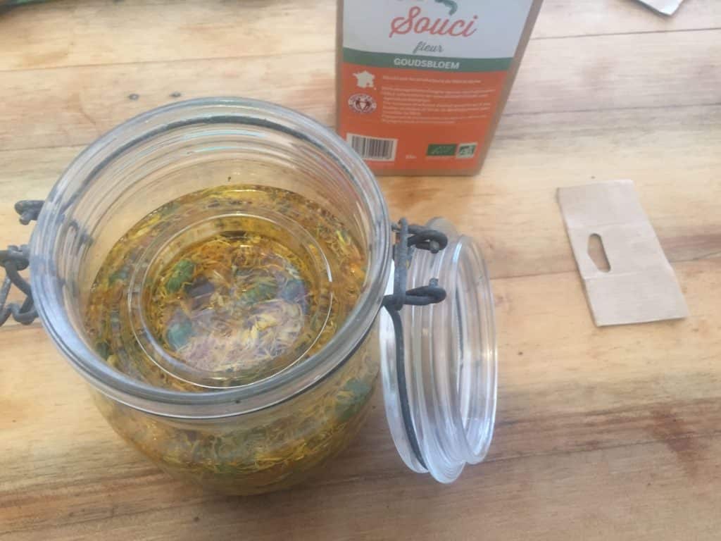 Ce couvercle de bocal de conserve va jouer le rôle de poids pour bien immerger les plantes.