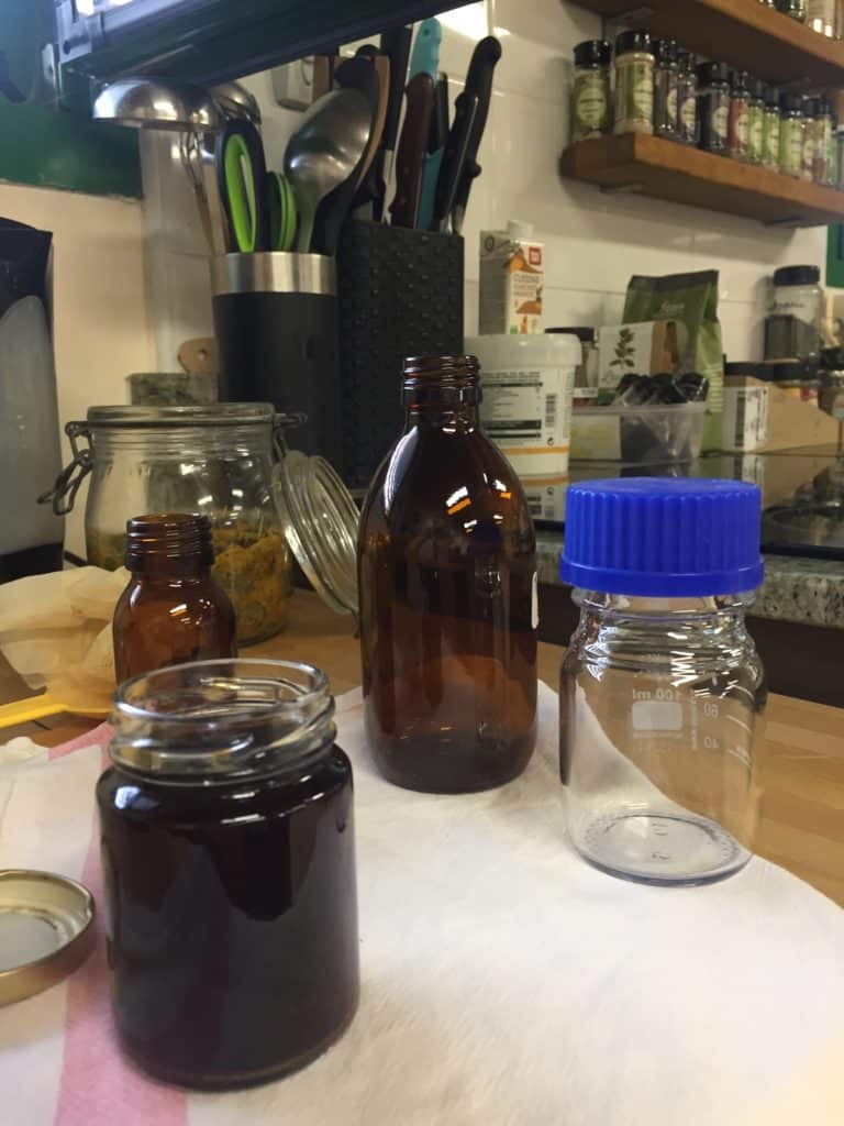 Stockez la préparation à l’abri de la lumière, dans le contenant qui vous semblera le plus adapté (une petit flacon à pipette est idéal pour doser par la suite)
