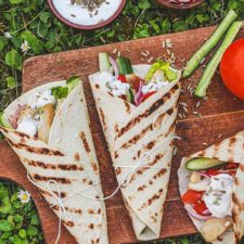 wraps de poulet avec une sauce aux graines de fenouil