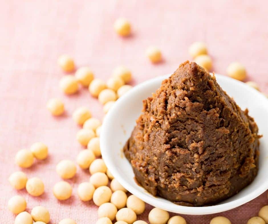 miso Le miso s’achète sous forme de tablettes, comme les bouillons de légumes, et permet de réhausser les saveurs de vos plats.