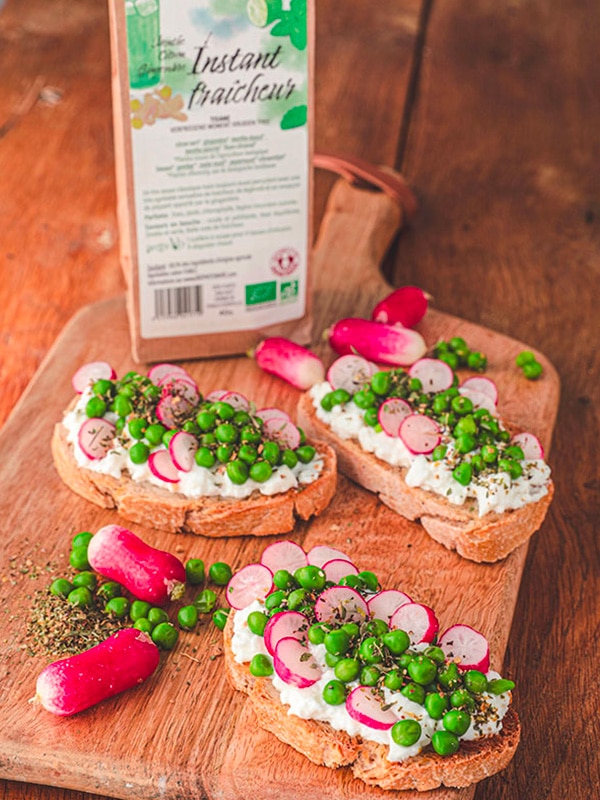 Tartines printanières à la ricotta, petits pois et radis noirs