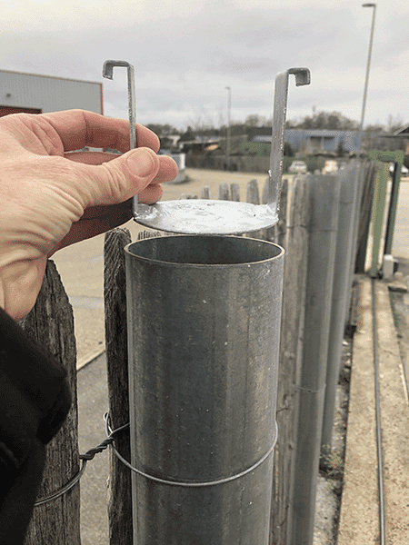 Obturateur de poteau creux pour éviter de piéger la faune sur notre site de Méjannes-les-Alès